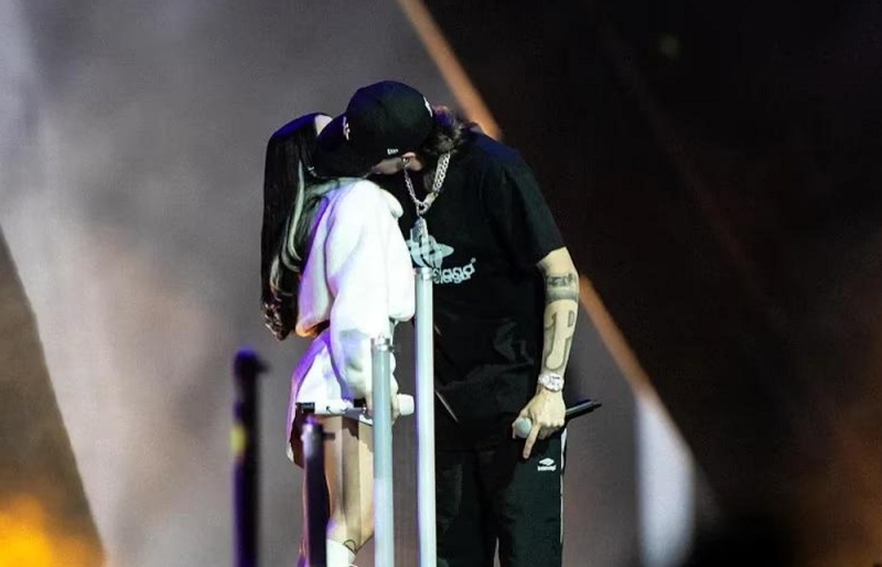 Nicki Nicole y Peso Pluma confirman su romance con un beso sobre el escenario